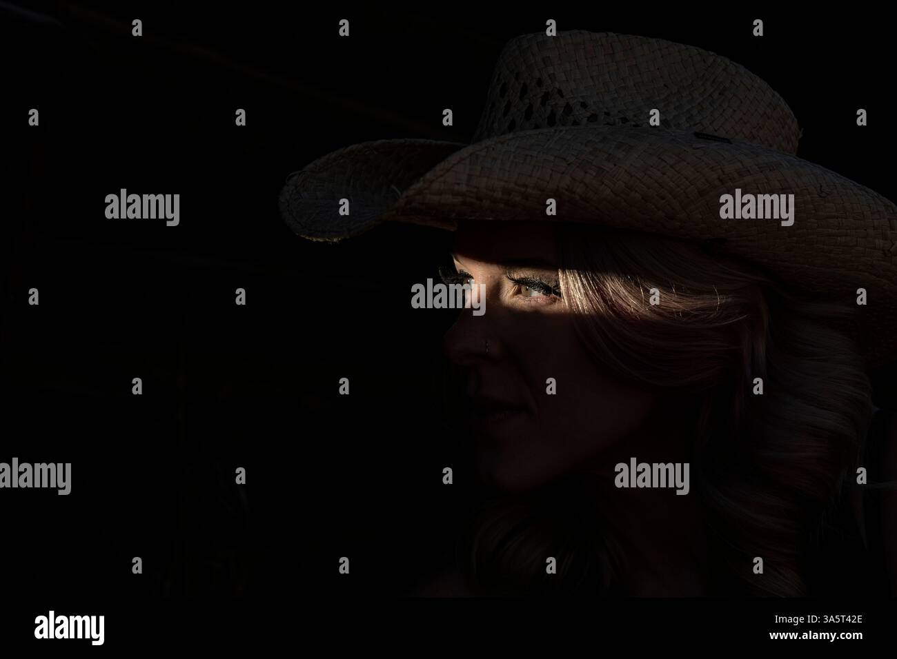 Cowgirl sieht nur im Schatten Stockfoto