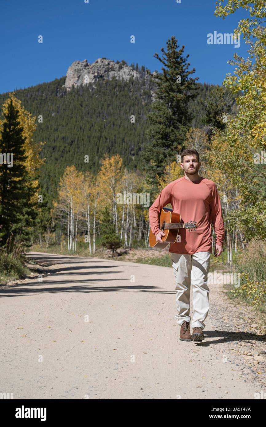Mann mit Gitarre in der Natur Stockfoto
