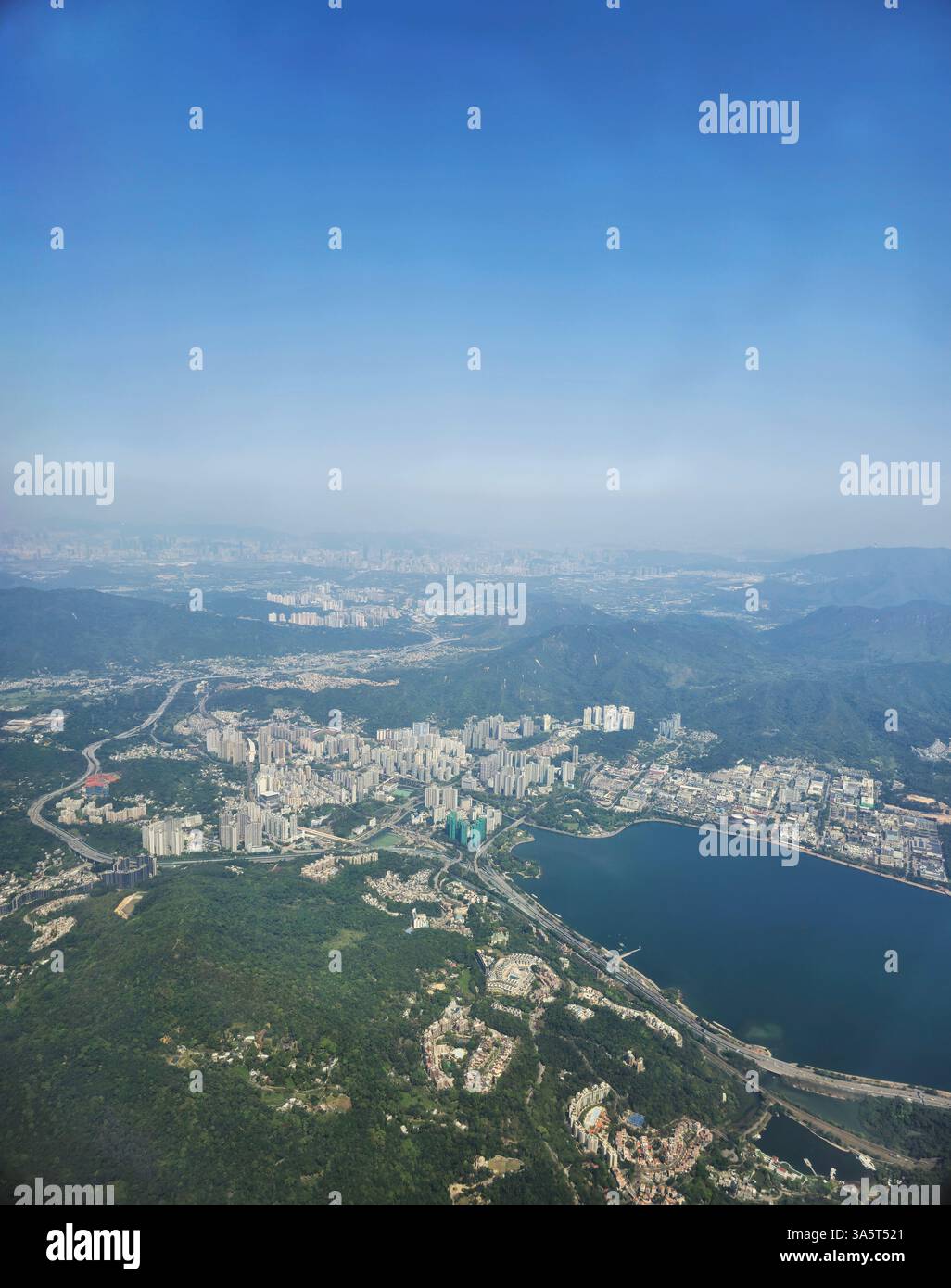 Luftaufnahme des Tai Po-Gebiets in den New Territories in Hongkong. - Smartphone-aufgenommenes Stockfoto