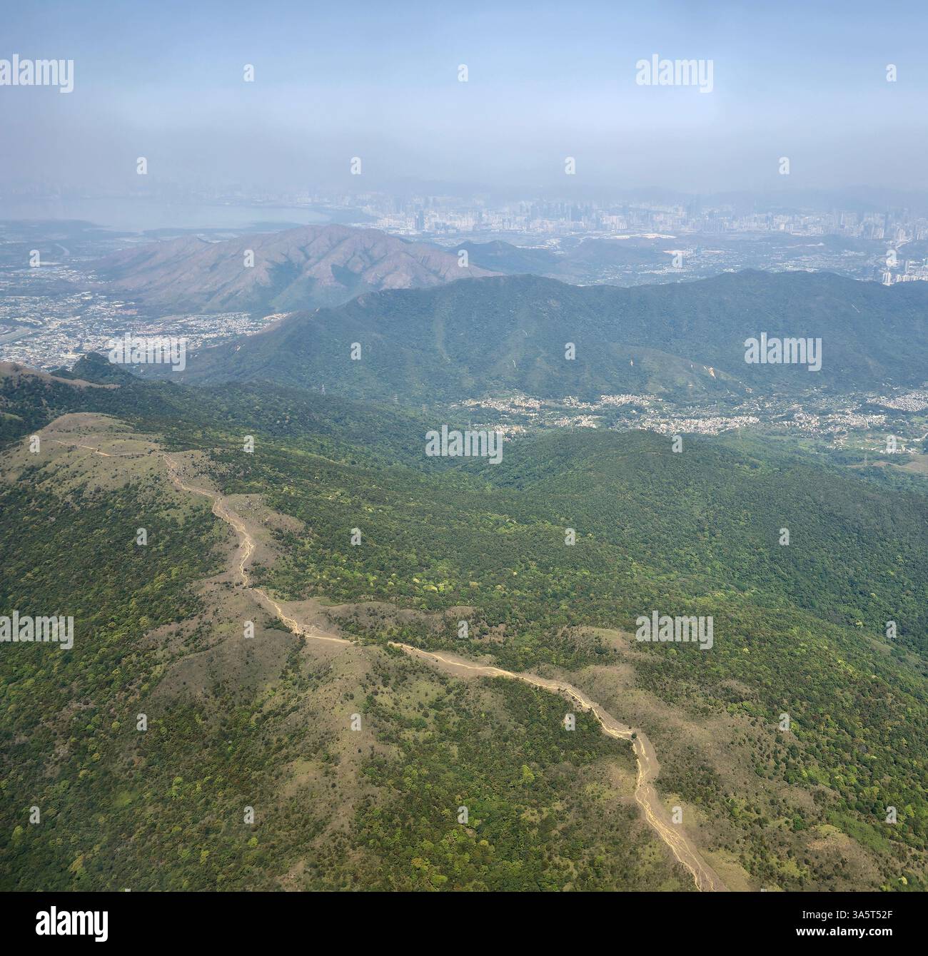 Aus der Vogelperspektive eines Wanderweges in der Nähe von Tai Mo Shan in Hongkong. - Smartphone-aufgenommenes Stockfoto