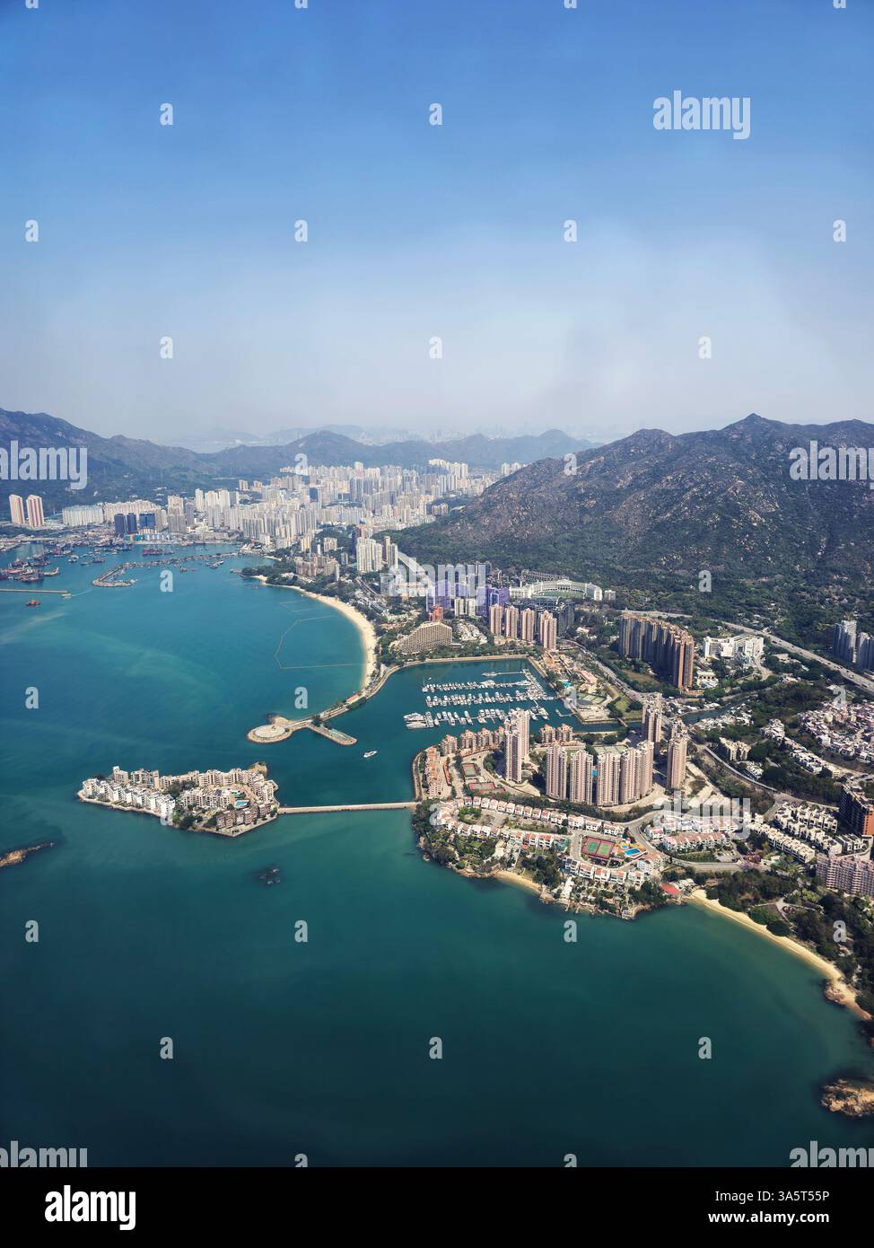 Aus der Vogelperspektive auf Pearl Island und die Gold Coast in Hongkong. - Smartphone-aufgenommenes Stockfoto