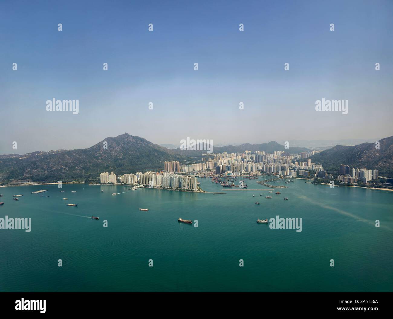 Aus der Vogelperspektive auf Pearl Island und die Gold Coast in Hongkong. - Smartphone-aufgenommenes Stockfoto