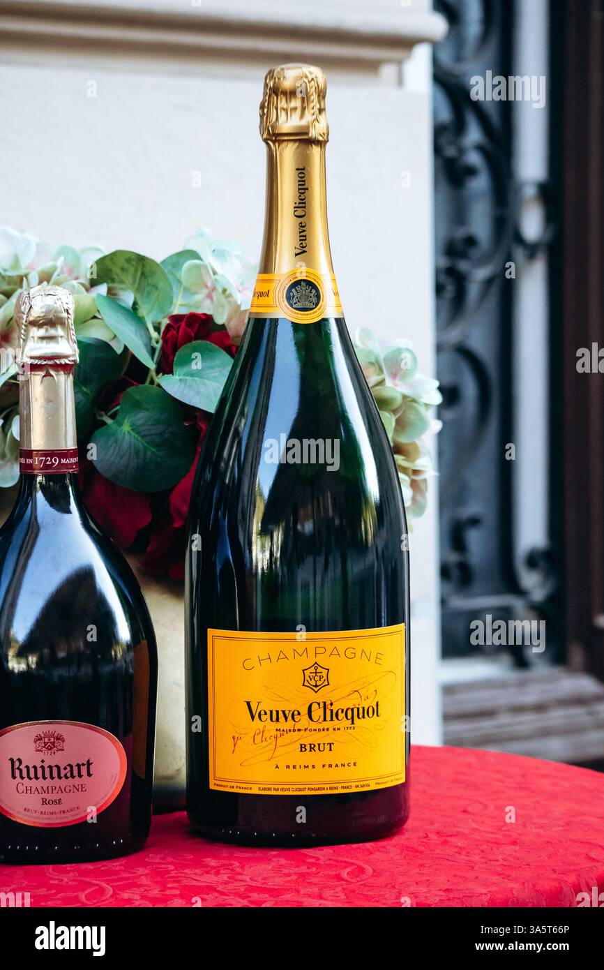 Ljubljana, Slowenien - 15. August 2024: Eine Flasche Ruinart Champagner neben einer Flasche Veuve Clicquot Stockfoto