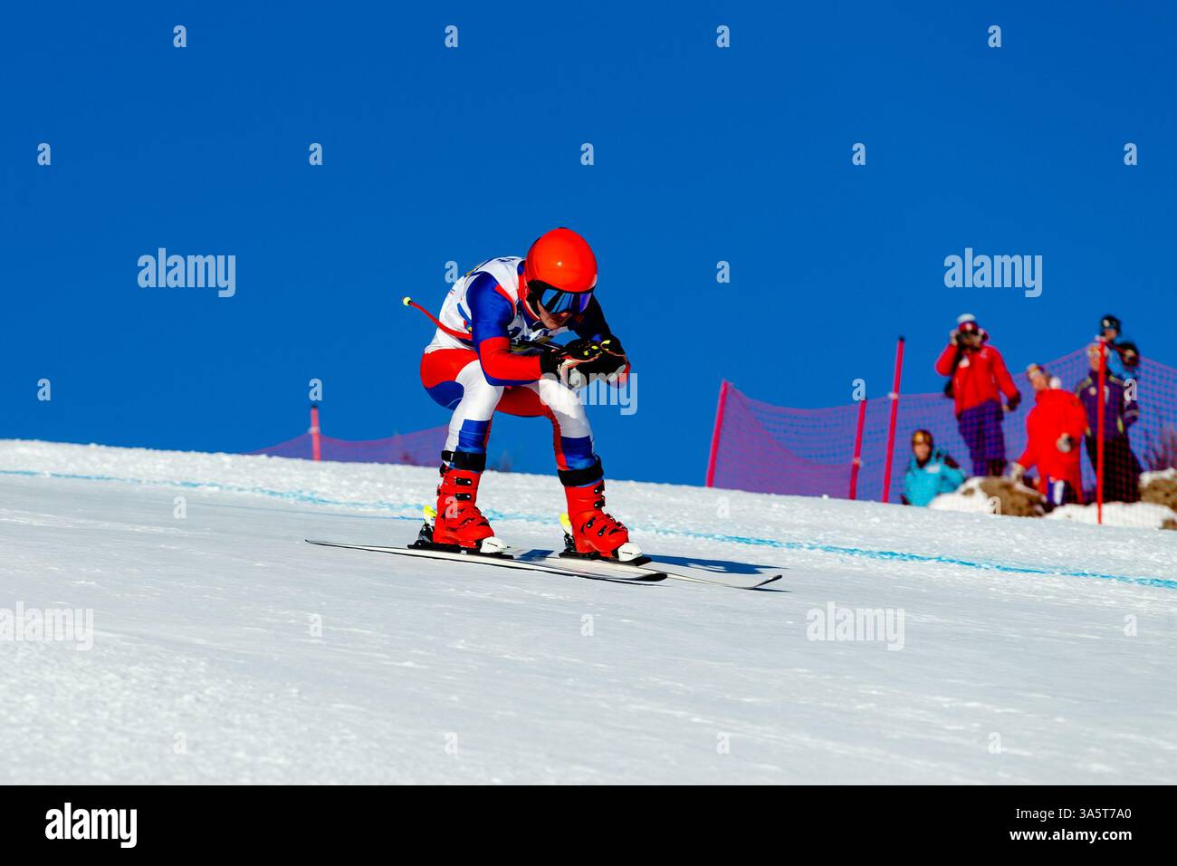 Man fährt auf schneebedeckten Pisten während des anspruchsvollen alpinen Skisports Stockfoto