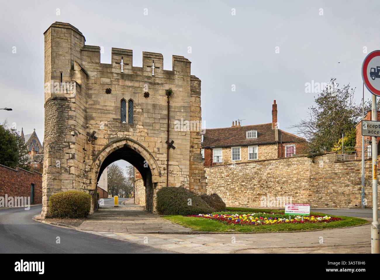 Ein historischer Blick auf den Pottergate Arch in Lincoln, England, ein mittelalterliches Tor, das einst Teil der Verteidigungsmauer der Stadt war. Stockfoto