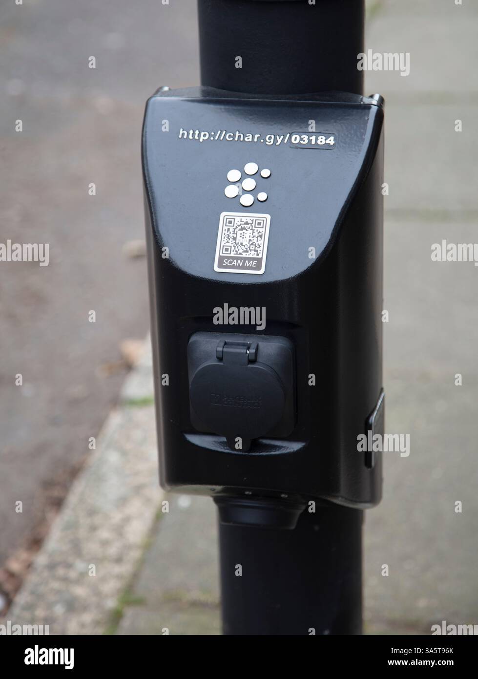 Eine Ladestation für Elektroautos und Fahrzeuge auf der Straße in London, England, Großbritannien Stockfoto