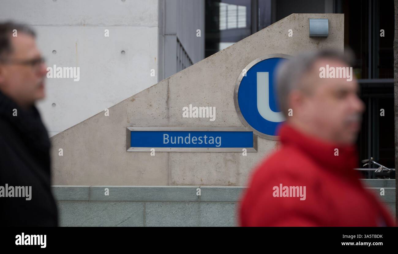 Berlin, Deutschland. Februar 2025. Eine Person geht an einem Schild des Bundestages vorbei. Stockfoto