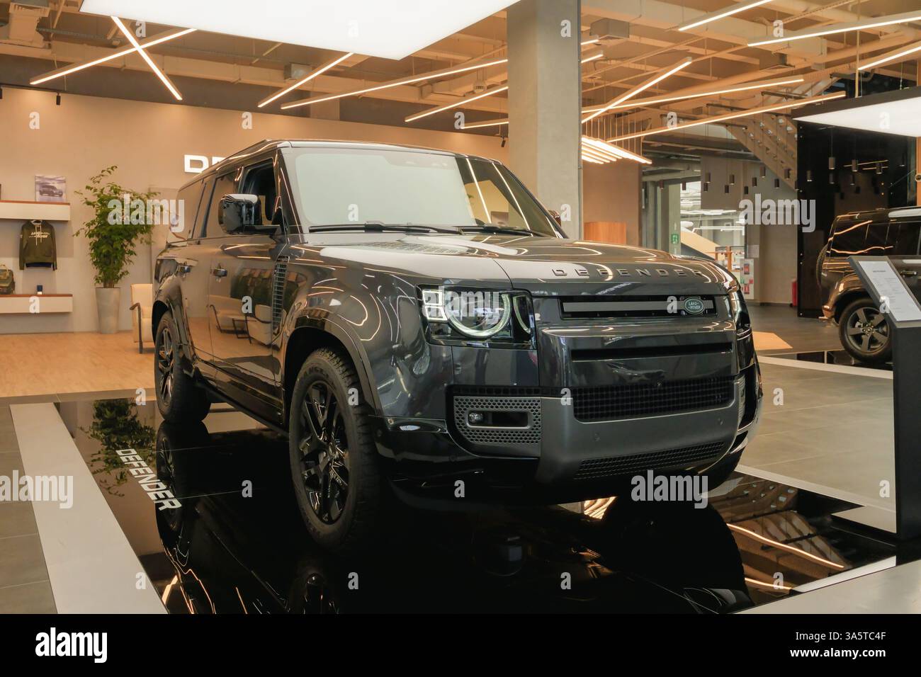 Almaty, Kasachstan - 13. März 2025: Land Rover Defender 130 im Ausstellungsraum. Britischer Automobilhersteller Stockfoto