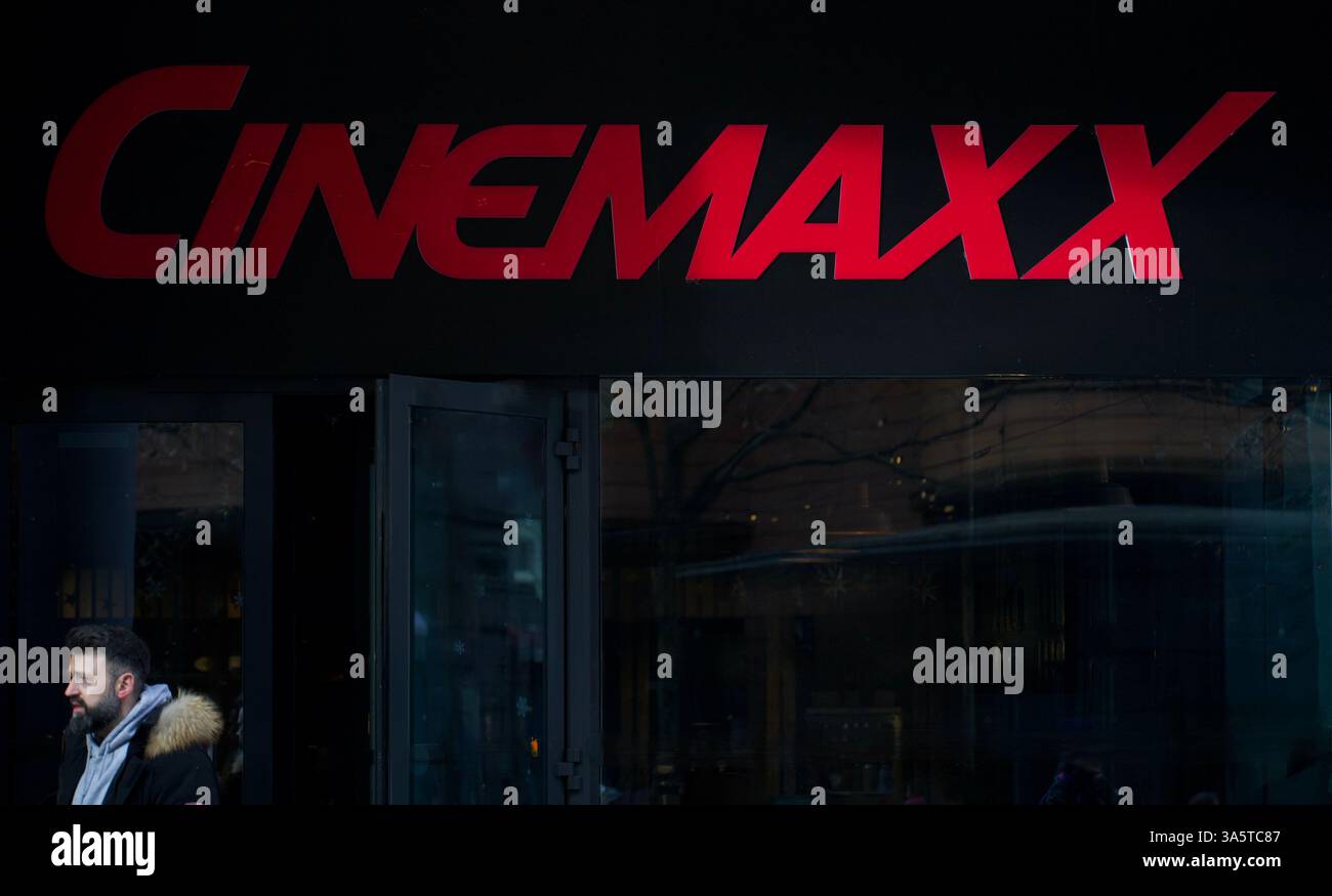 Berlin, Deutschland. Februar 2025. Eine Person läuft am CINEMAXX Kino vorbei. Stockfoto