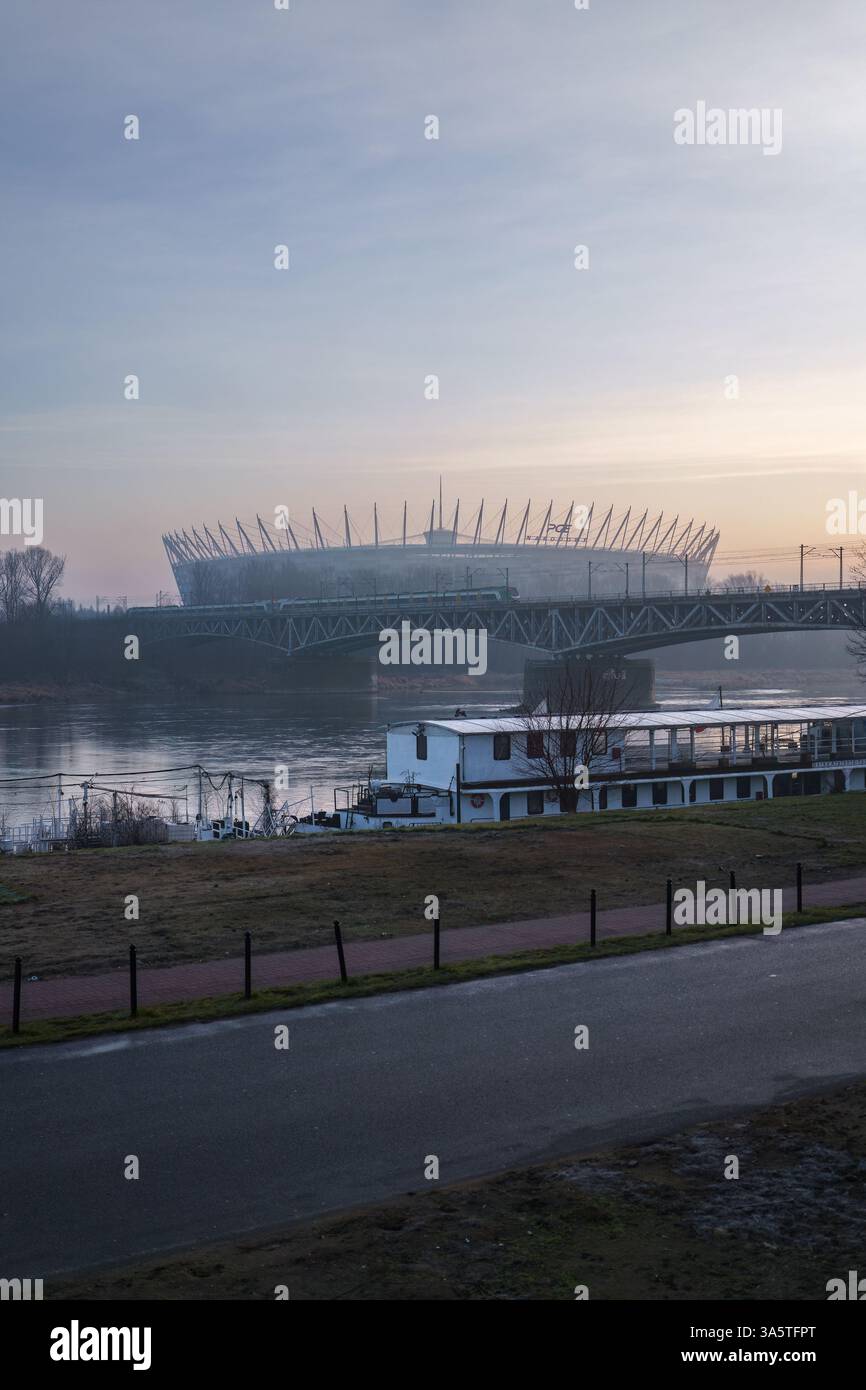 Warschau, Polen. 27. Januar 2025 - Blick auf das Nationalstadion und eine Eisenbahnbrücke über die Weichsel Stockfoto