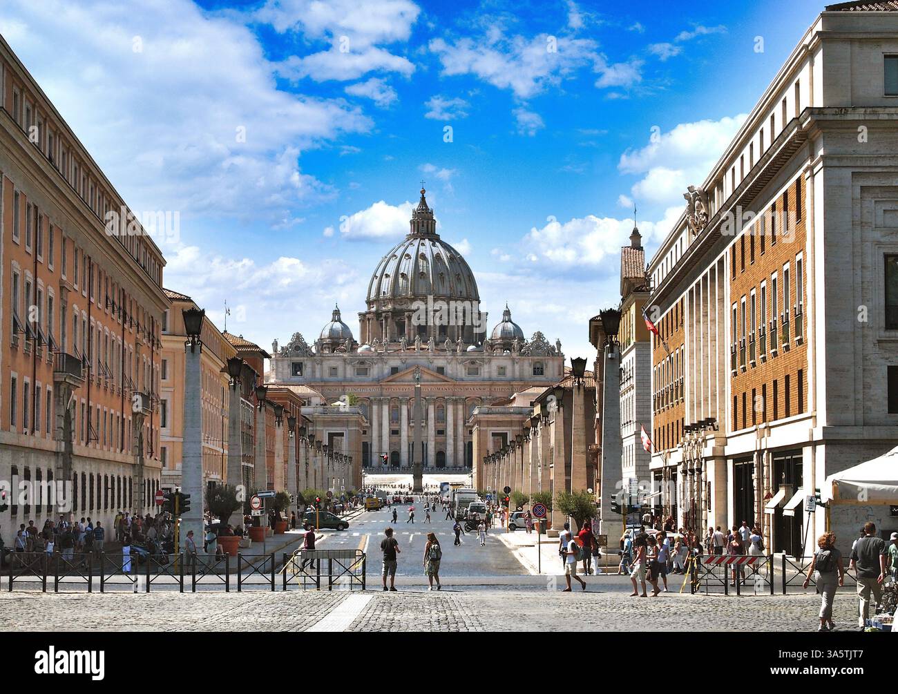 Der Petersdom steht am Ende der Via della Conciliazione in Rom, Italien Stockfoto