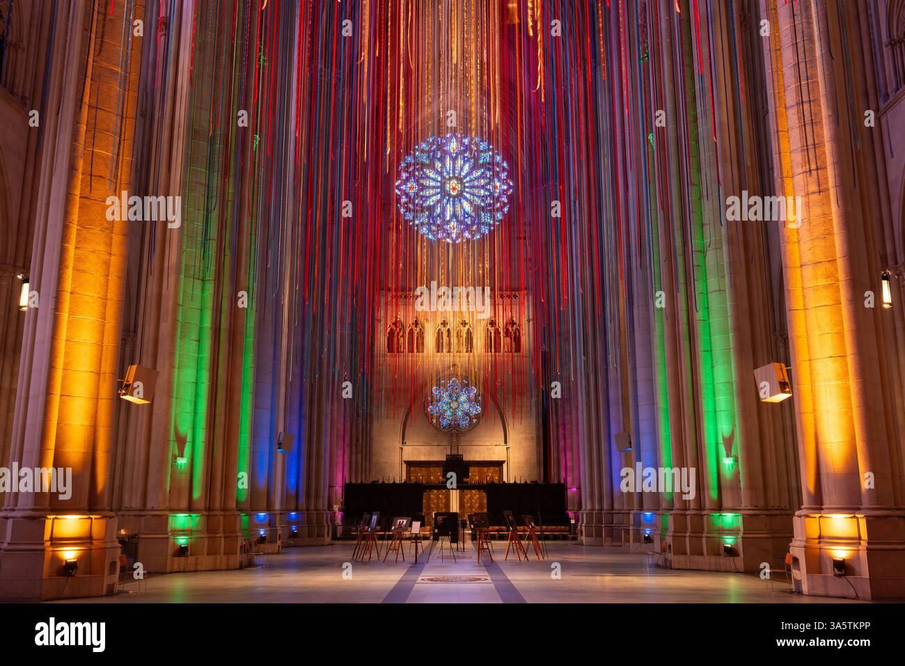 Die Inneninstallation der Kathedrale Saint John the Divine feiert den Pride Month. Leuchtschiff beleuchtet für LGBTQ-Feier. New York City Stockfoto