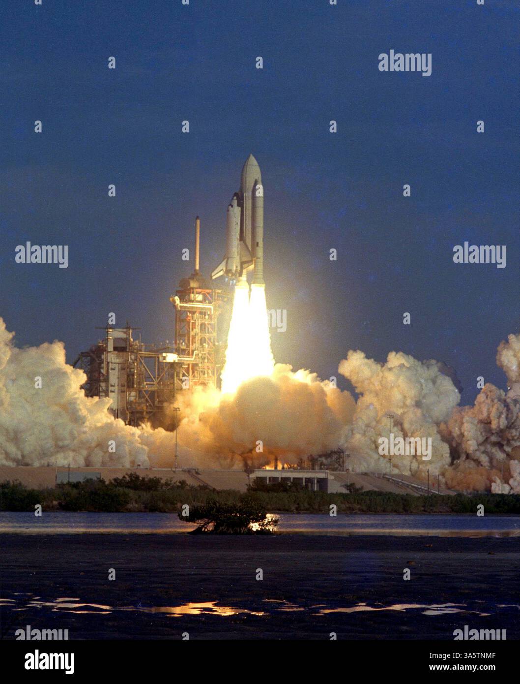 KENNEDY SPACE CENTER, FLORIDA, USA - 12. April 1981 - nach sechs Jahren Stille ist der Donner der bemannten Raumfahrt wieder zu hören als der erfolgreiche l Stockfoto