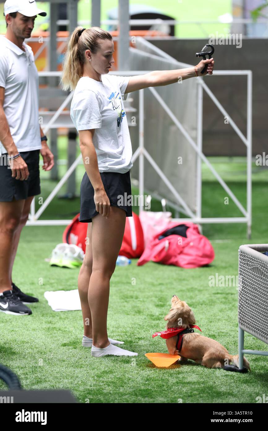 Miami Gardens, Florida, USA. März 2025. Anna Kalinskaya am 6. Tag der Miami Open im Hard Rock Stadium am 23. März 2025 in Miami Gardens, Florida. Kredit: Hoo Me. Com/Media Punch/Alamy Live News Stockfoto