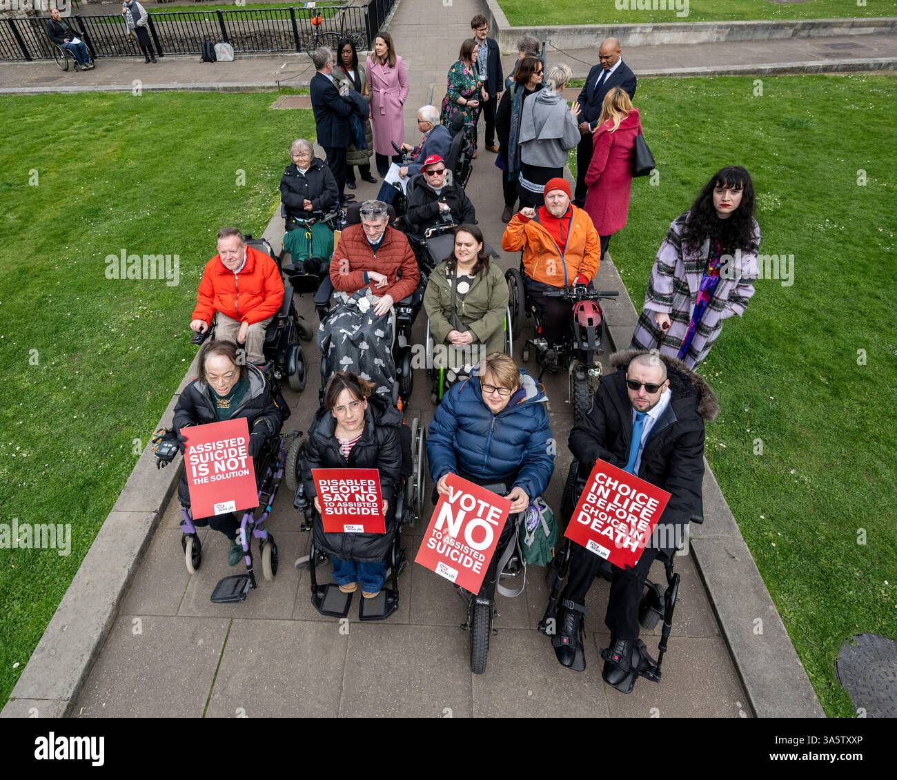 London, Großbritannien. 24. März 2025. Aktivisten, darunter (L) Schauspielerin Liz Carr und (2R) Baroness Tanni Grey-Thompson, auf College Green vor den Houses of Parliament, um zu fordern, dass die Stimmen behinderter Menschen während der Debatten über den von Kim Leadbetter Abgeordneten vorgeschlagenen „Assisted Dying Bill“ berücksichtigt werden. Quelle: Stephen Chung / Alamy Live News Stockfoto