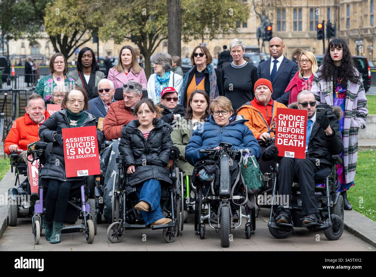 London, Großbritannien. 24. März 2025. Aktivisten, darunter (L) Schauspielerin Liz Carr und (2R) Baroness Tanni Grey-Thompson, auf College Green vor den Houses of Parliament, um zu fordern, dass die Stimmen behinderter Menschen während der Debatten über den von Kim Leadbetter Abgeordneten vorgeschlagenen „Assisted Dying Bill“ berücksichtigt werden. Quelle: Stephen Chung / Alamy Live News Stockfoto
