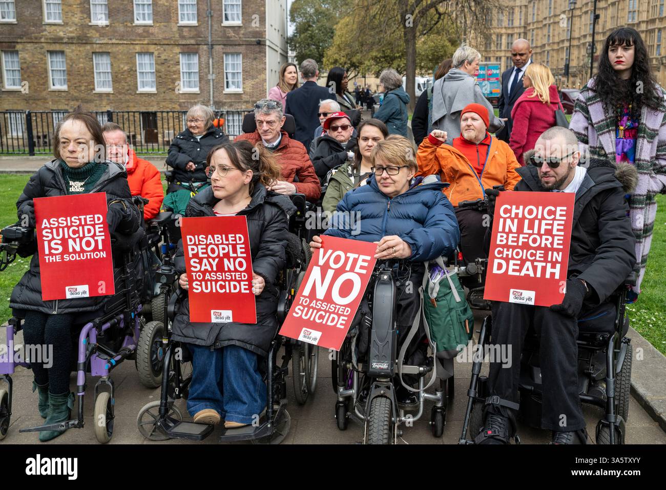 London, Großbritannien. 24. März 2025. Aktivisten, darunter (L) Schauspielerin Liz Carr und (2R) Baroness Tanni Grey-Thompson, auf College Green vor den Houses of Parliament, um zu fordern, dass die Stimmen behinderter Menschen während der Debatten über den von Kim Leadbetter Abgeordneten vorgeschlagenen „Assisted Dying Bill“ berücksichtigt werden. Quelle: Stephen Chung / Alamy Live News Stockfoto