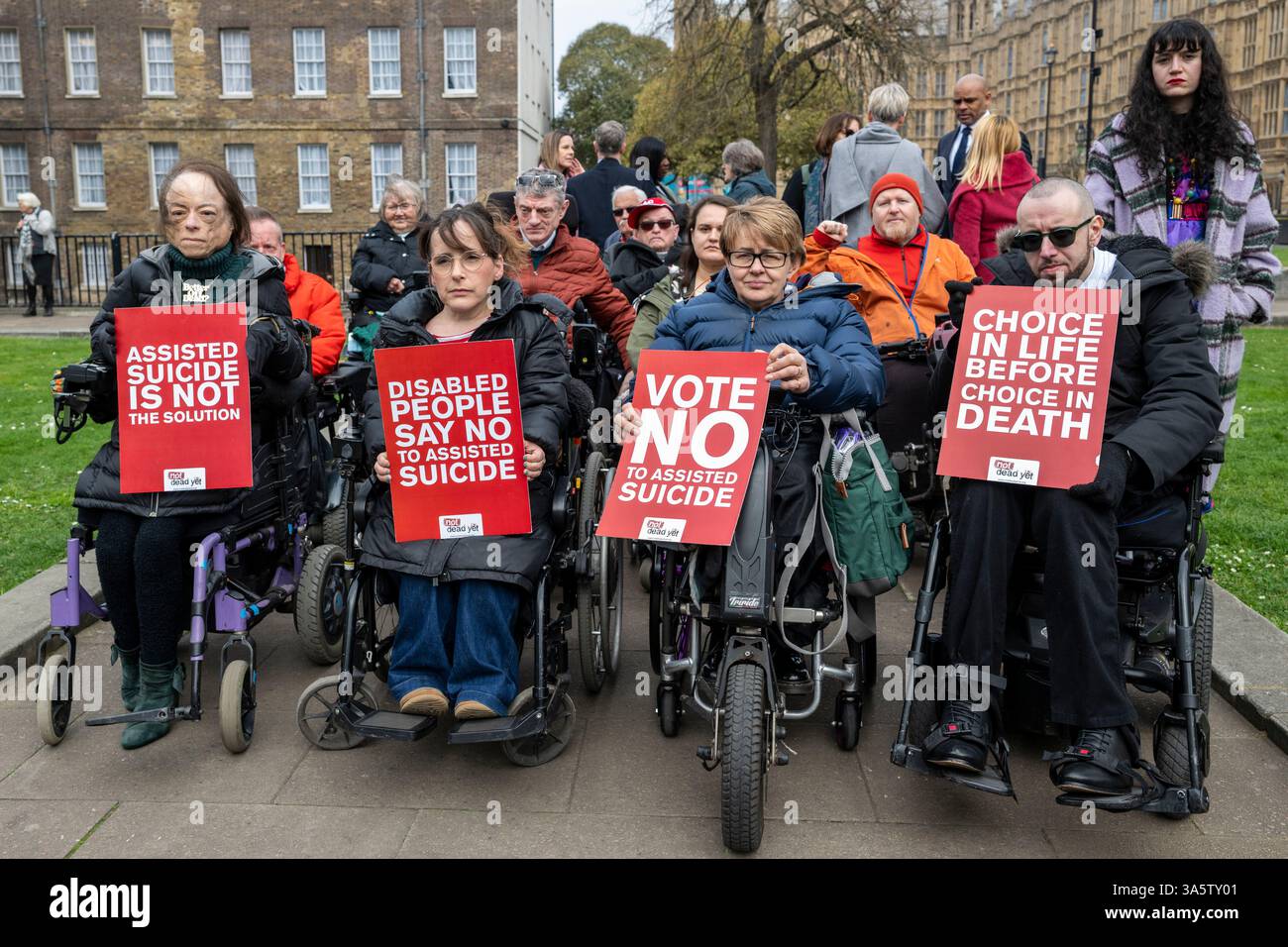 London, Großbritannien. 24. März 2025. Aktivisten, darunter (L) Schauspielerin Liz Carr und (2R) Baroness Tanni Grey-Thompson, auf College Green vor den Houses of Parliament, um zu fordern, dass die Stimmen behinderter Menschen während der Debatten über den von Kim Leadbetter Abgeordneten vorgeschlagenen „Assisted Dying Bill“ berücksichtigt werden. Quelle: Stephen Chung / Alamy Live News Stockfoto