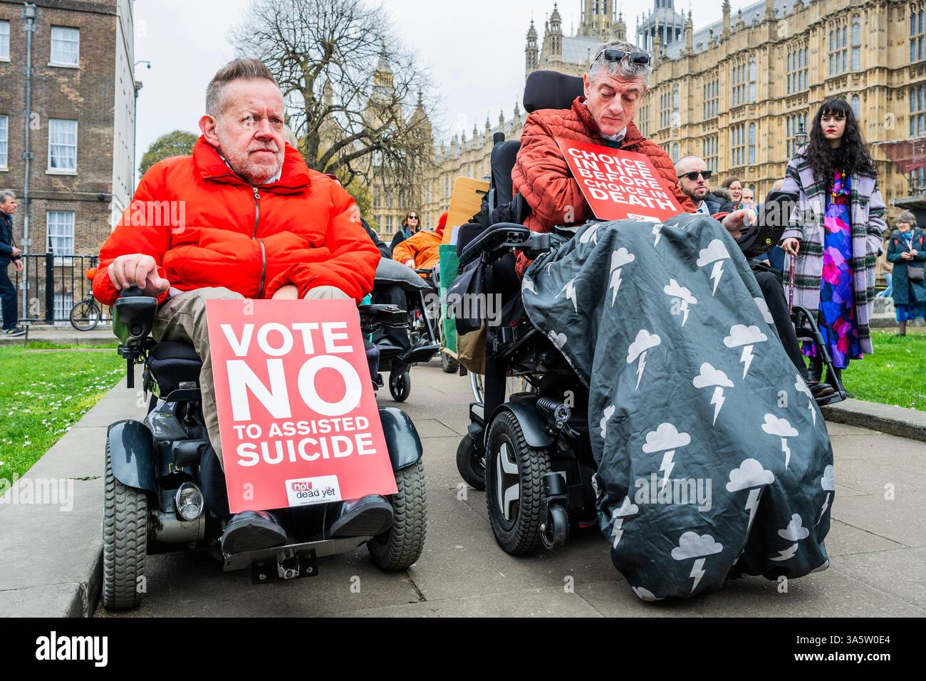 London, Großbritannien. März 2025. Behinderte Gegner (mit Plakaten, auf denen steht, dass Assisted Suicide nicht die Antwort ist, und sie sind "noch nicht tot") des britischen Sterbegesetzes kommen nach Westminster und treffen sich auf College Green vor dem parlament, um zu protestieren, während das Gesetz seine Ausschussphase durchläuft. Guy Bell/Alamy Live News Stockfoto
