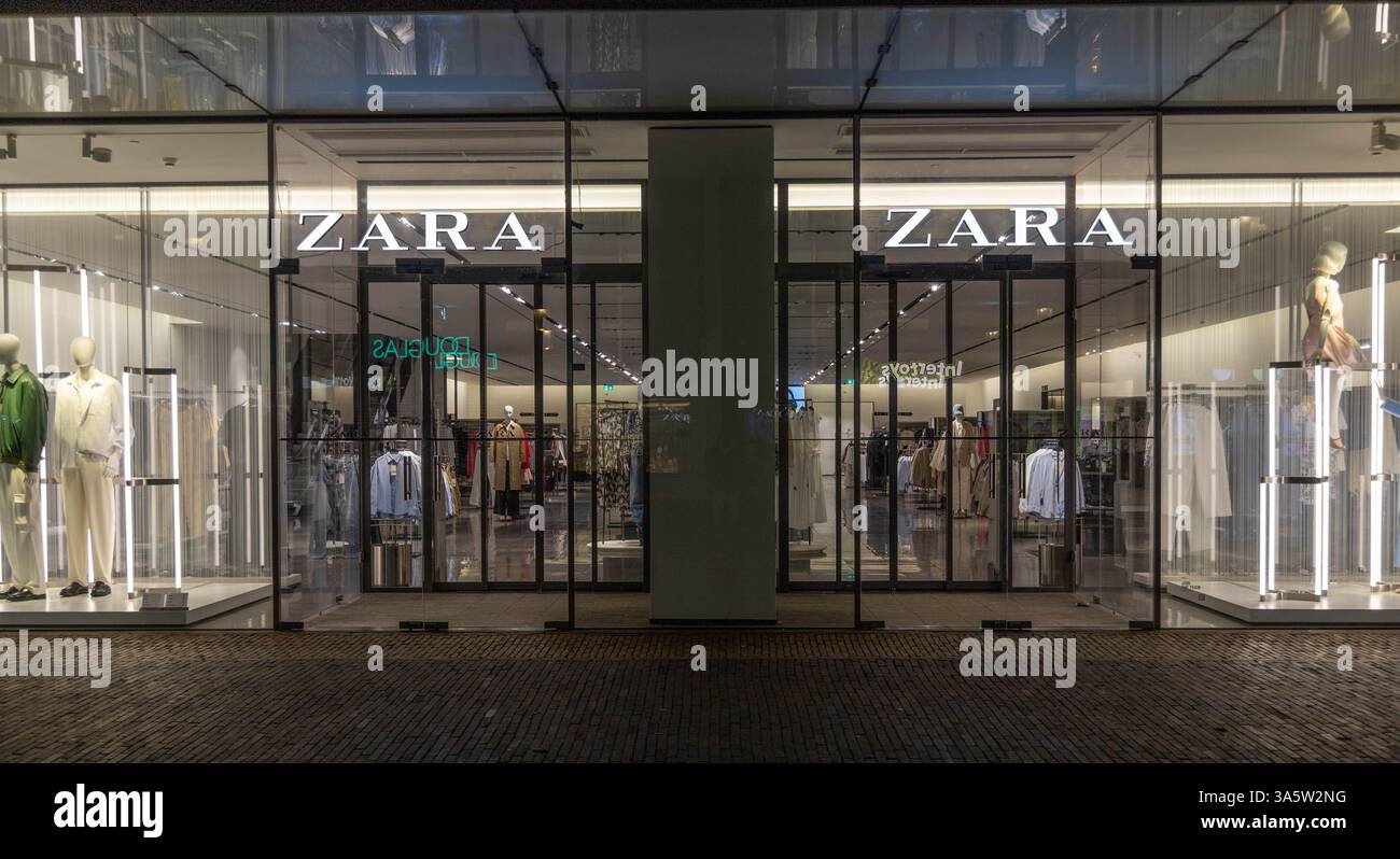 Beleuchtetes Zara-Geschäft und Logo-Schild im Modegeschäft ohne Menschen. Stockfoto