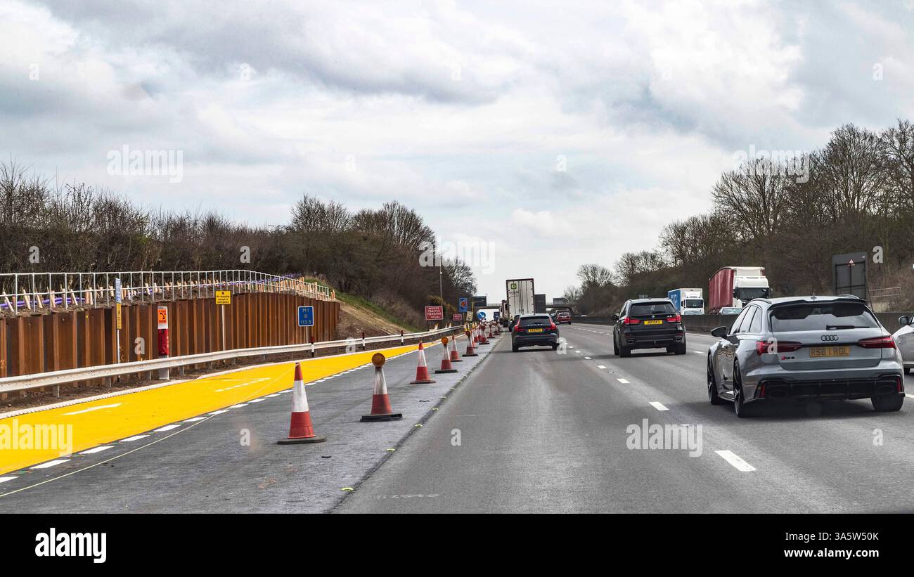 Blick vom Beifahrersitz aus auf die Hinzufügung von Notausfallbereichen, die auf der intelligenten Autobahn M1 benötigt werden, während Sie in Northampto Richtung Süden fahren Stockfoto