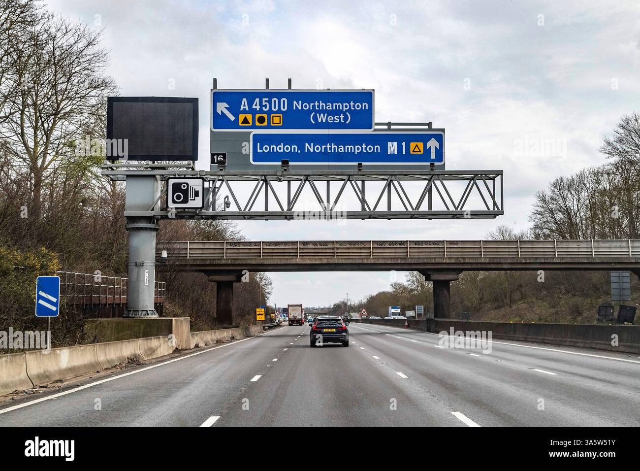 Blick vom Beifahrersitz aus auf die Hinzufügung von Notausfallbereichen, die auf der intelligenten Autobahn M1 benötigt werden, während Sie in Northampto Richtung Süden fahren Stockfoto