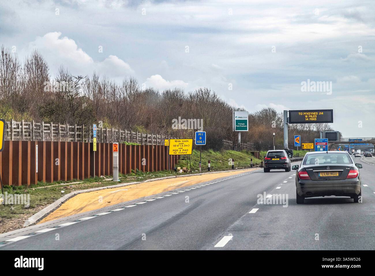 Blick vom Beifahrersitz aus auf die Hinzufügung von Notausfallbereichen, die auf der intelligenten Autobahn M1 benötigt werden, während Sie in Northampto Richtung Süden fahren Stockfoto