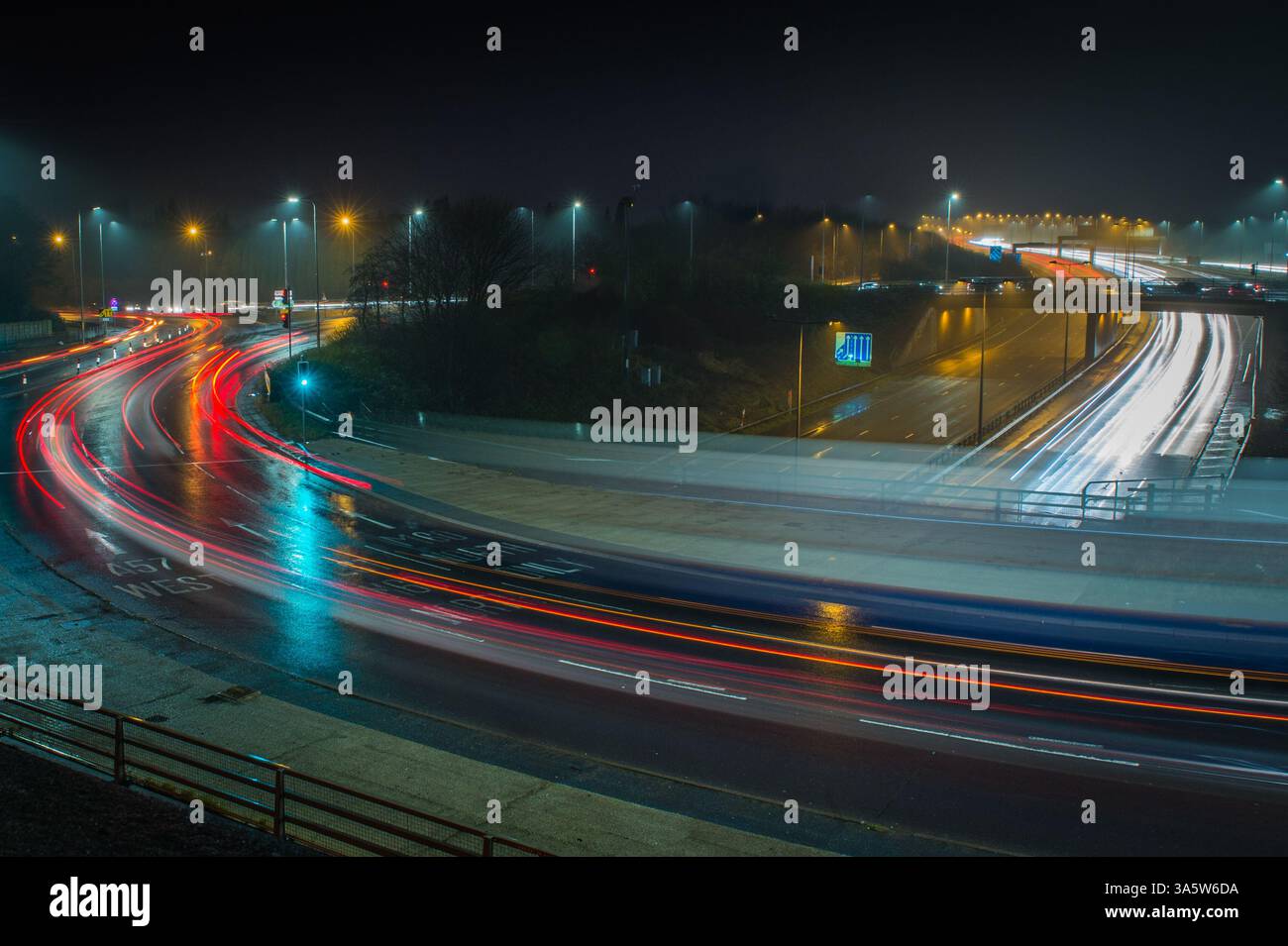 Langzeitbelichtung der Anschlussstelle 24 der Autobahn M60 in Denton, Greater Manchester. Die Autobahn ist an dieser Stelle mit der M67 und der A57 verbunden. Stockfoto