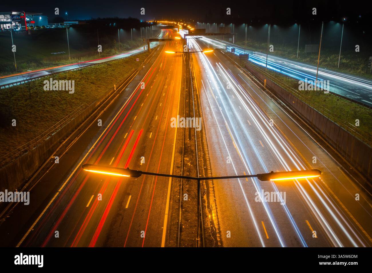 Langzeitbelichtung der Anschlussstelle 24 der Autobahn M60 in Denton, Greater Manchester. Die Autobahn ist an dieser Stelle mit der M67 und der A57 verbunden. Stockfoto