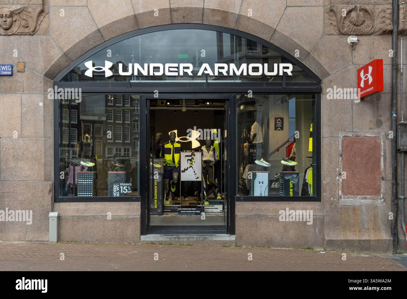Amsterdam, Niederlande. 16. März 2024. Ladenfront und Eingang zum Under Armour Shop. Under Armor ist ein US-amerikanisches Unternehmen, das Sportgoo produziert Stockfoto