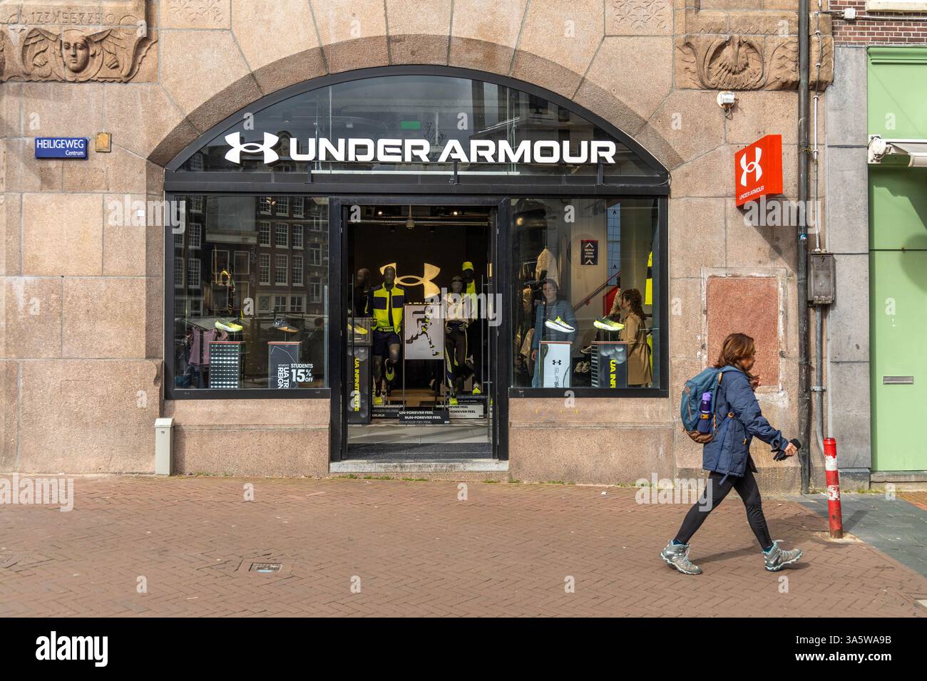 Amsterdam, Niederlande. 16. März 2024. Ladenfront und Eingang zum Under Armour Shop. Under Armor ist ein US-amerikanisches Unternehmen, das Sportgoo produziert Stockfoto