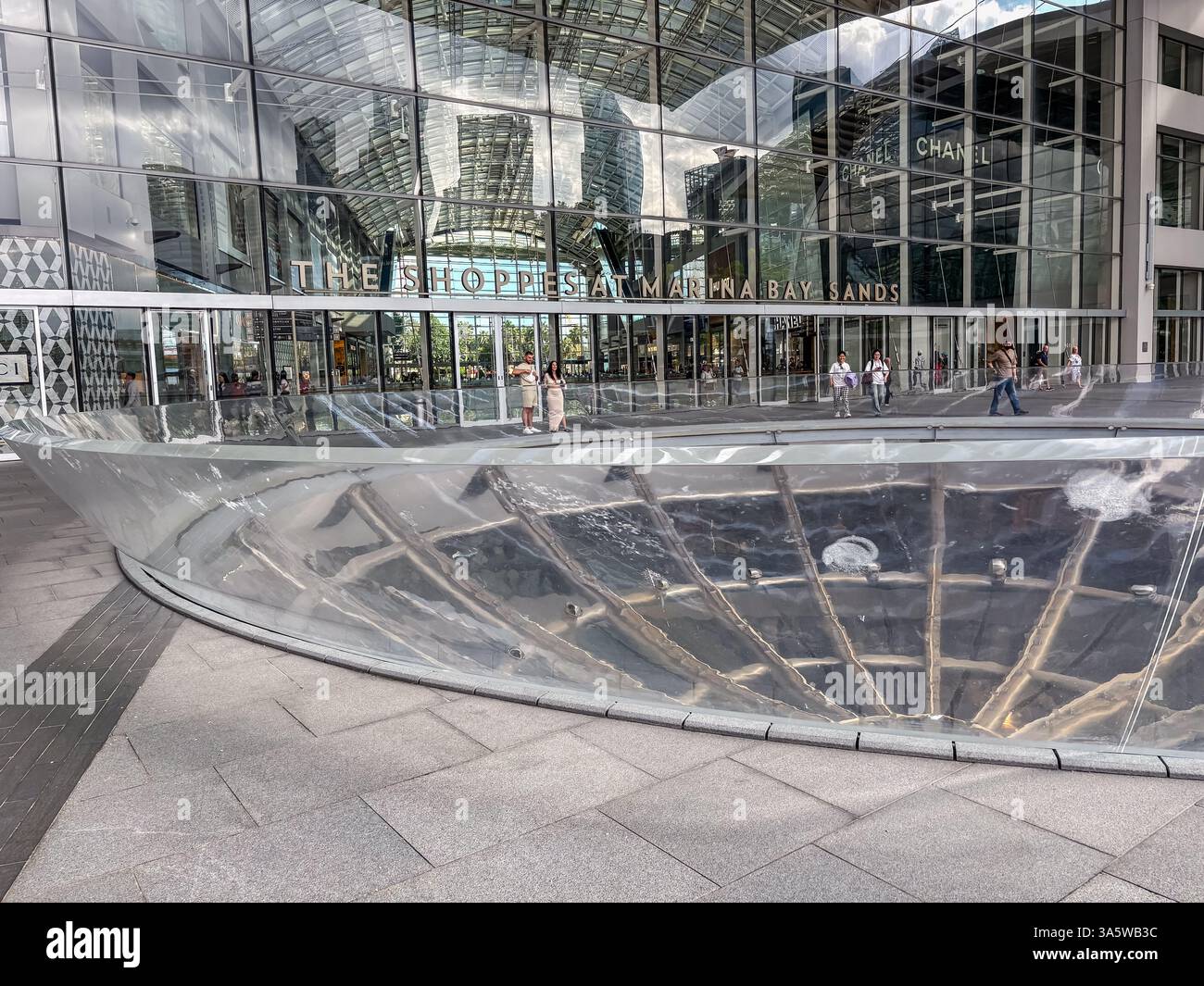 Die Shoppes at Marina Bay Sands in Singapur ist eines der größten Luxus-Einkaufszentren in Singapur. Stockfoto