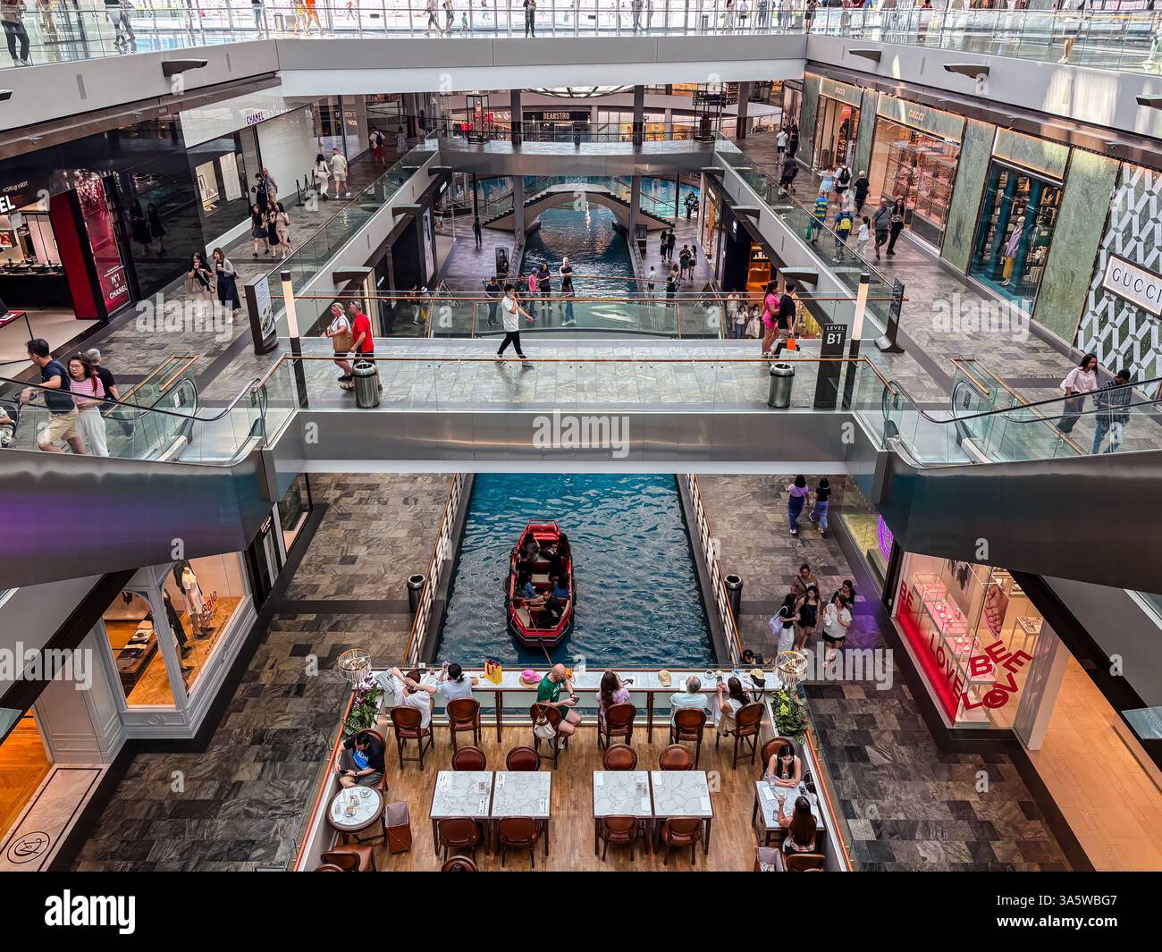 Das Einkaufszentrum Marina Bay Sands in Singapur bietet luxuriöse Einzelhandelsgeschäfte, Restaurants und einen überdachten Kanal mit Bootsfahrten. Stockfoto