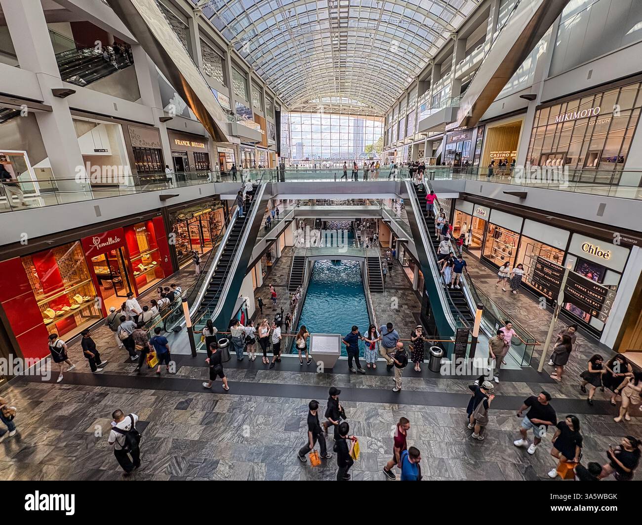 Das Marina Bay Sands Shopping Center ist ein luxuriöses Einzelhandelsziel mit einem Kanal und einer großen Auswahl an internationalen Marken. Stockfoto