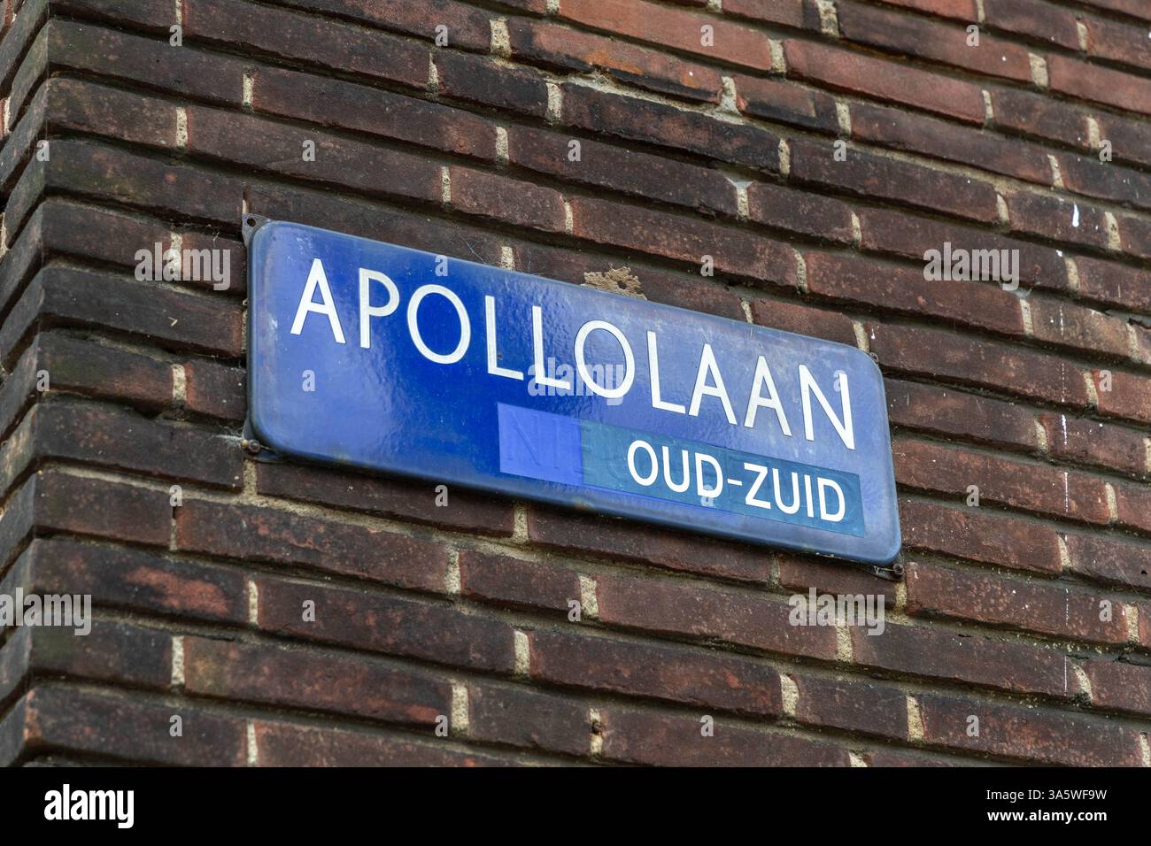 Amsterdam, Niederlande. 16. März 2024. Apollolaan, Oud-zuid Amsterdam Straßenschild an einer Backsteinmauer. Stockfoto
