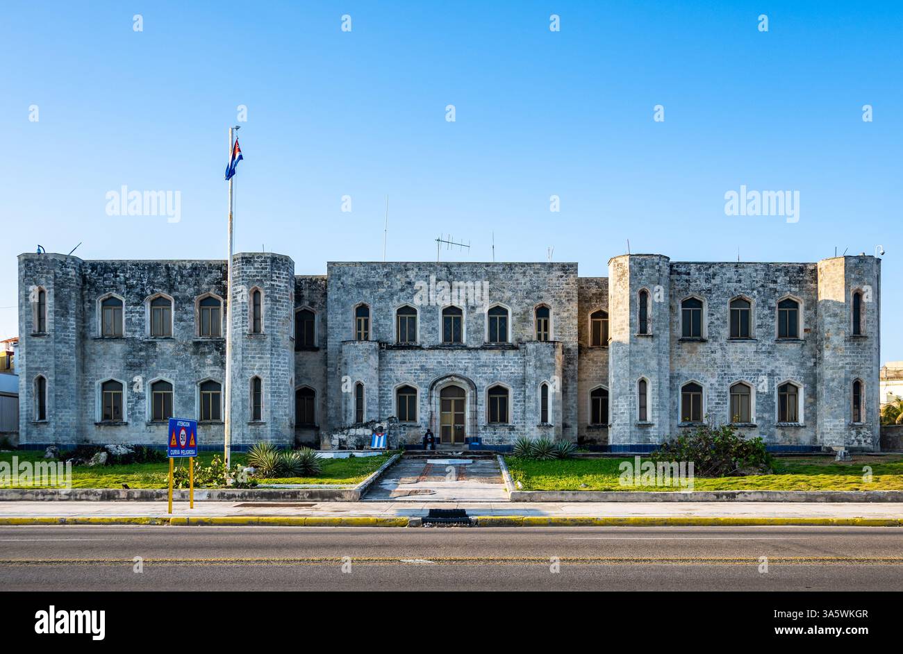 Ein altes Gebäude entlang der Malecón am Wasser. Havanna, Kuba. Stockfoto