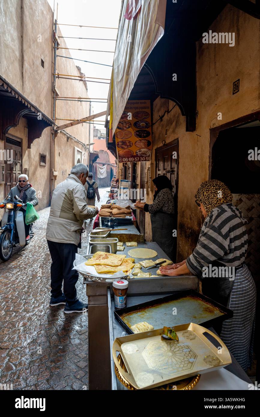 Afrika, Marokko, Marrakesch, Strassenküche im Souk Stockfoto