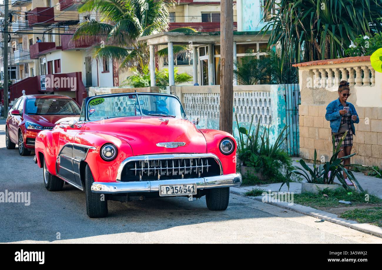 Ein roter heißer 1952er Chevrolet Bel Air Cabrio, der auf der Straße geparkt ist. Havanna, Kuba. Stockfoto