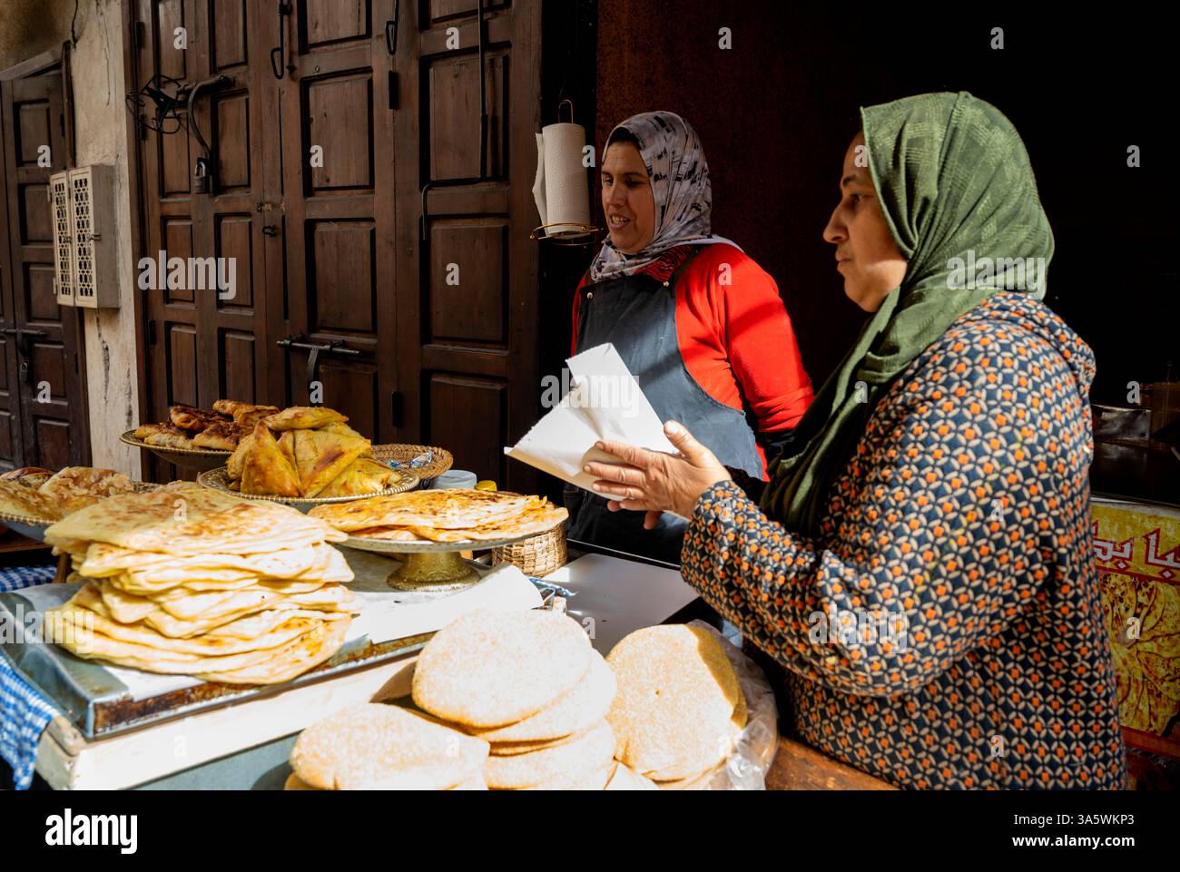 Afrika, Marokko, Marrakesch, Strassenküche im Souk Stockfoto
