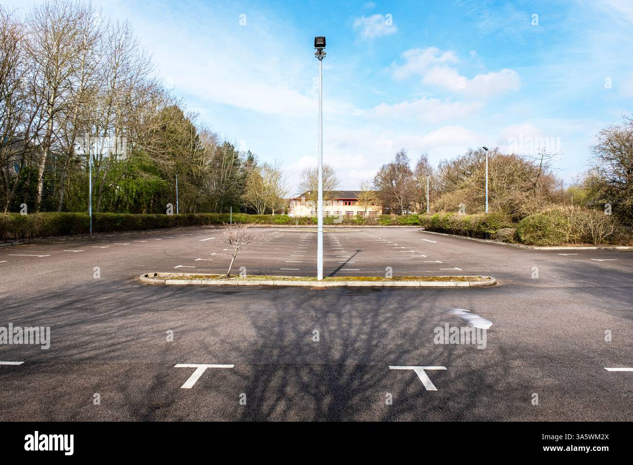 Leerer Parkplatz in Großbritannien Stockfoto