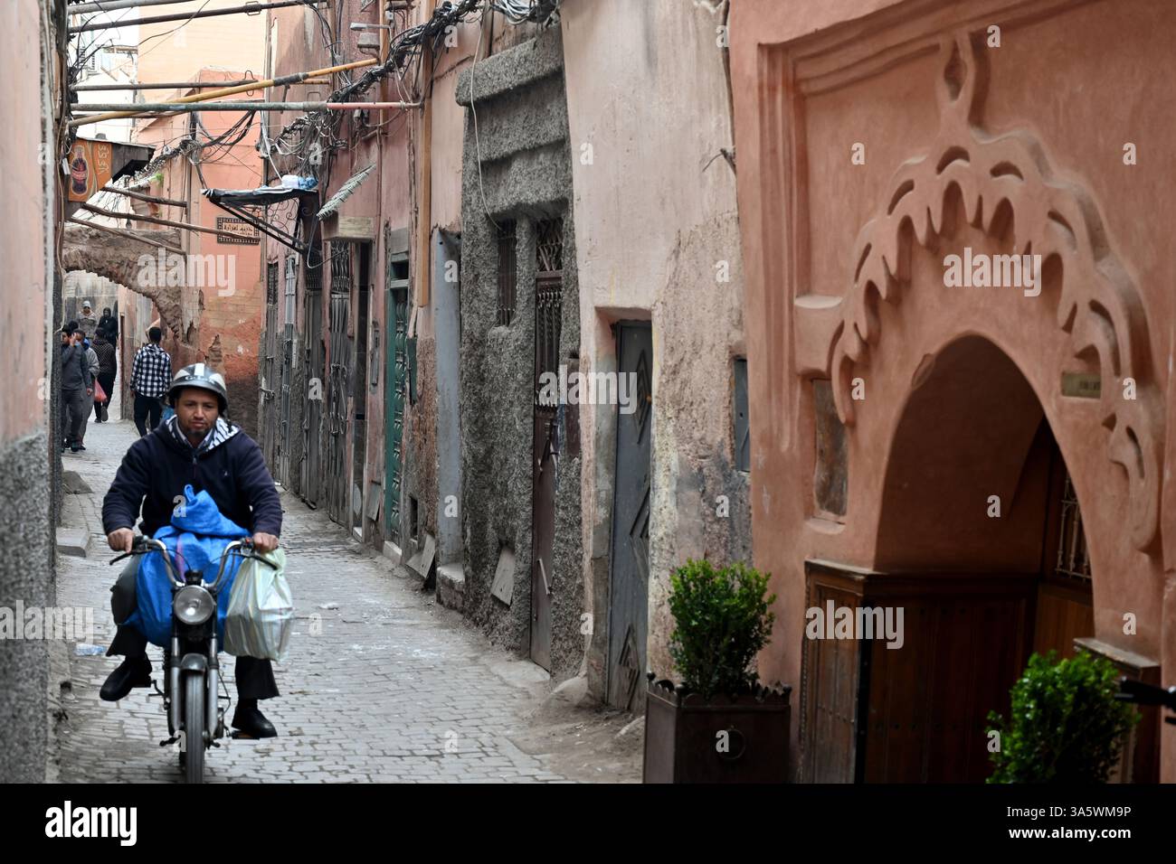 Afrika, Marokko, Marrakesch, Strassenszene in der Kasbah Stockfoto