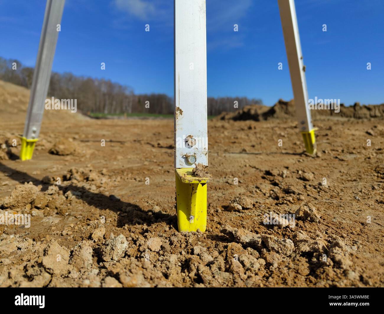 Vermessungsstativ auf Baustelle mit blauem Himmel Hintergrund. Stockfoto