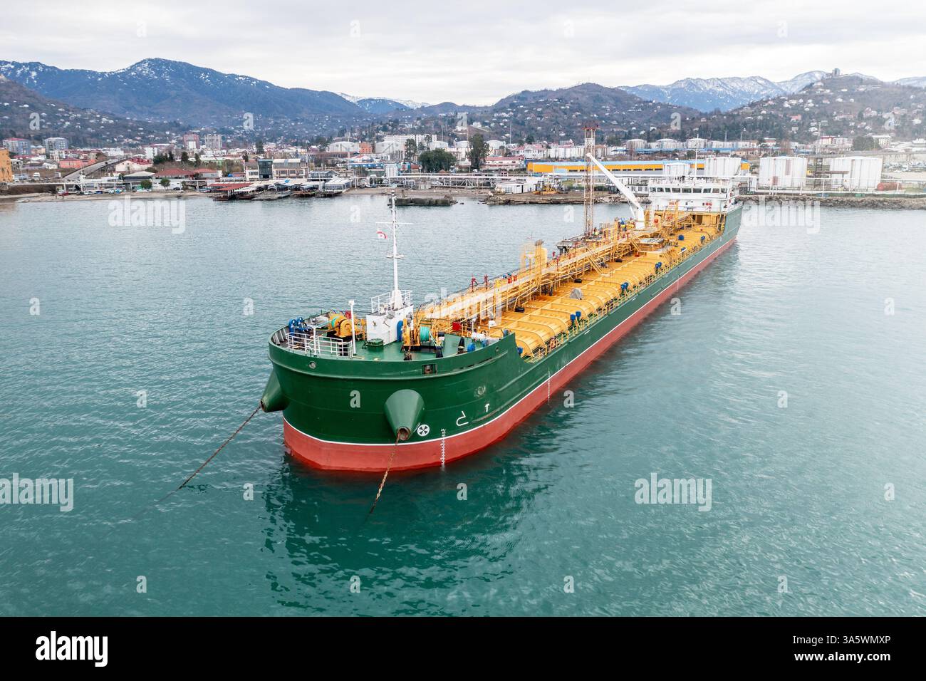 Öltanker an Industriehafen, Seeverkehrslogistik und Energierexportinfrastruktur, weltweiter Schifffahrt und Treibstofftransport, Hafenbau und petrochemische Industrie angedockt. Stockfoto