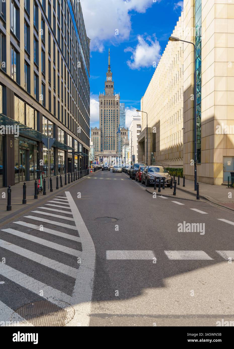 Warschauer Stadtzentrum, Brokla Straße mit Blick auf den Kultur- und Wissenschaftspalast. Gerichtsgebäude auf der rechten Seite. Stockfoto