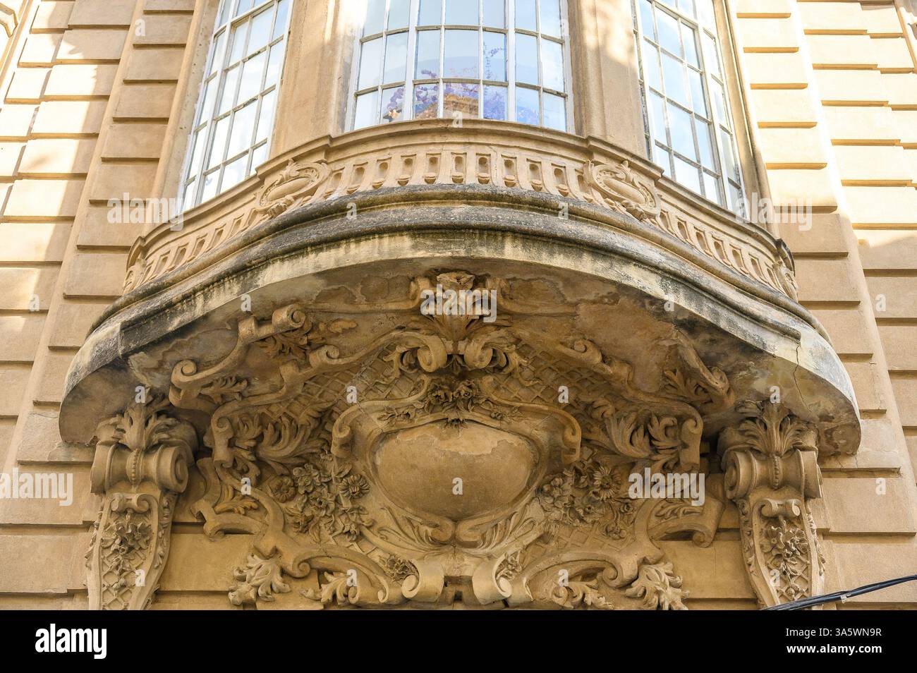 Stützen Sie dekorative Strukturen in einem Fenster, ein Jugendstilmerkmal im Haus von Juan Haro y Conradi (1905). Stockfoto