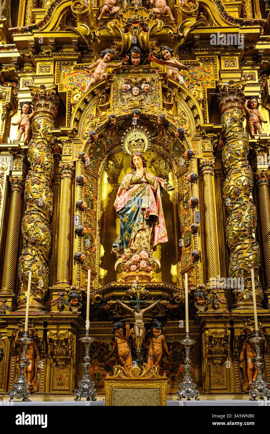 Marienfigur auf einem goldenen Altar, religiöses Symbol und dekoratives Symbol in der Kathedrale von Sevilla. Stockfoto
