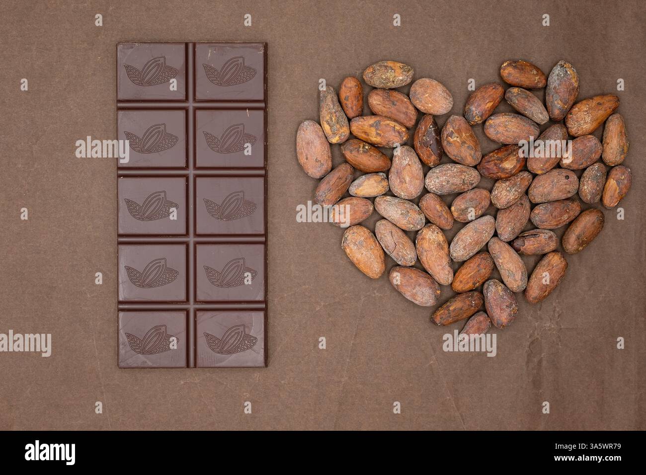 Schokoladenriegel. Das Herz besteht aus Kakaobohnen. Schokoladenherstellung von Bohnen bis Tassen. Monochrombraune Farbe. Stockfoto