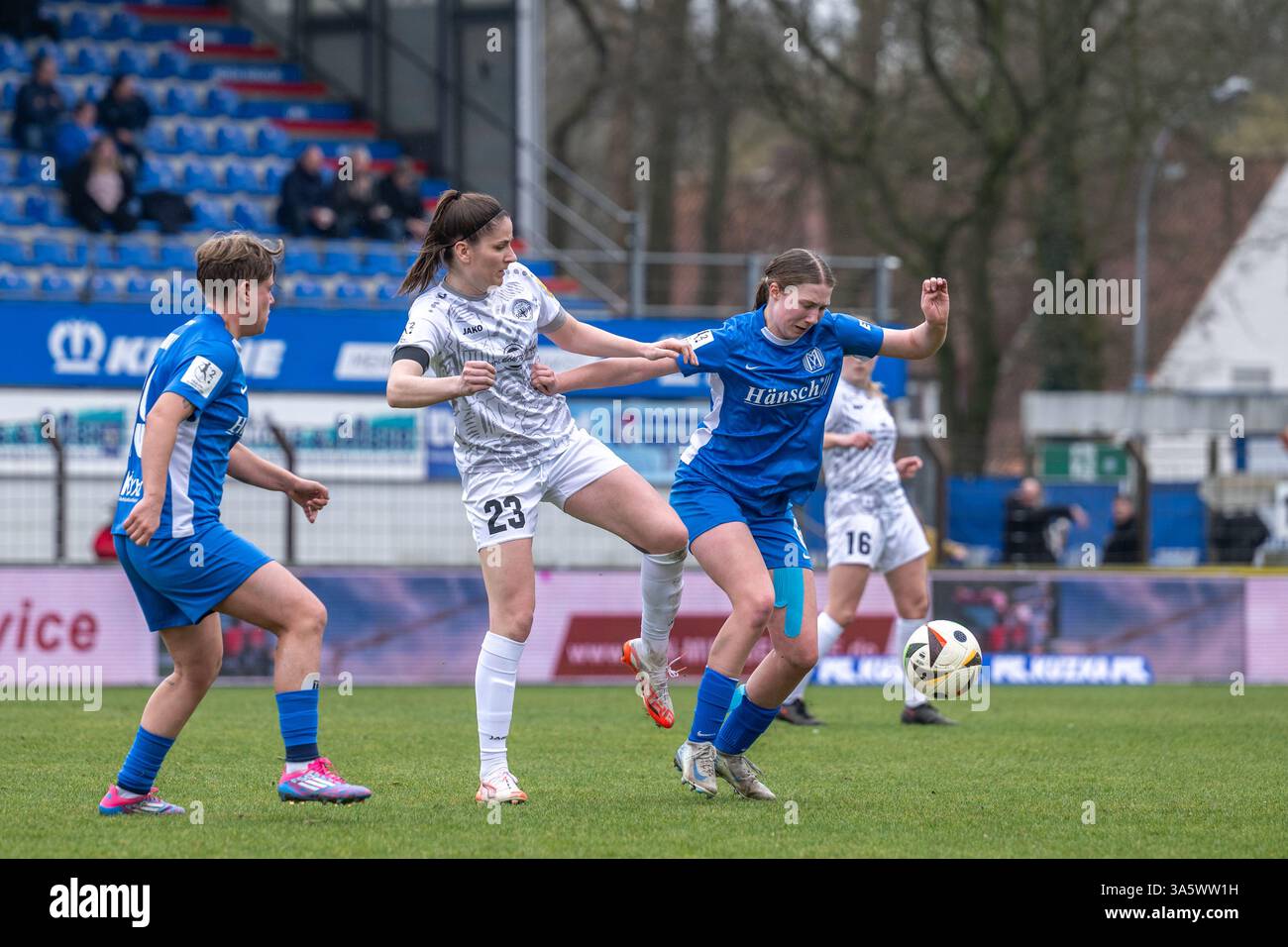 Magdalena Schumacher (23 Andernach) und Laura Bröring (6 Meppen) im Kampf um den Ball. Stockfoto