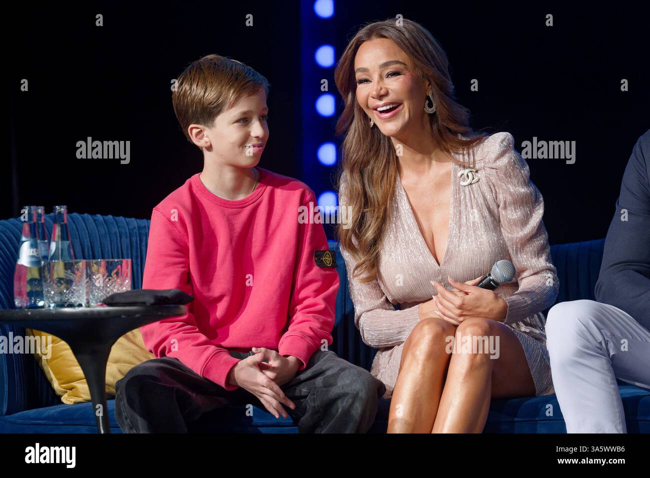 Düsseldorf, Deutschland. März 2025. Verona Pooth (r), Moderatorin, sitzt mit ihrem Sohn Rocco Pooth auf einer Pressekonferenz für das Musical Mrs. Doubtfire. Das Stück wird ab dem 6. November 2025 in Düsseldorf aufgeführt. Quelle: Henning Kaiser/dpa/Alamy Live News Stockfoto