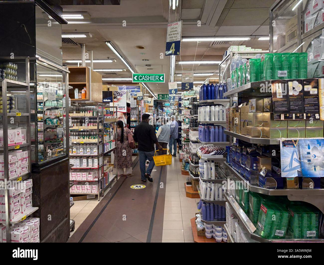Singapur's Mustafa Centre Einzelhandel. Gänge mit Kunden, die einkaufen, voll mit Körperpflege und anderen Konsumgütern. Stockfoto